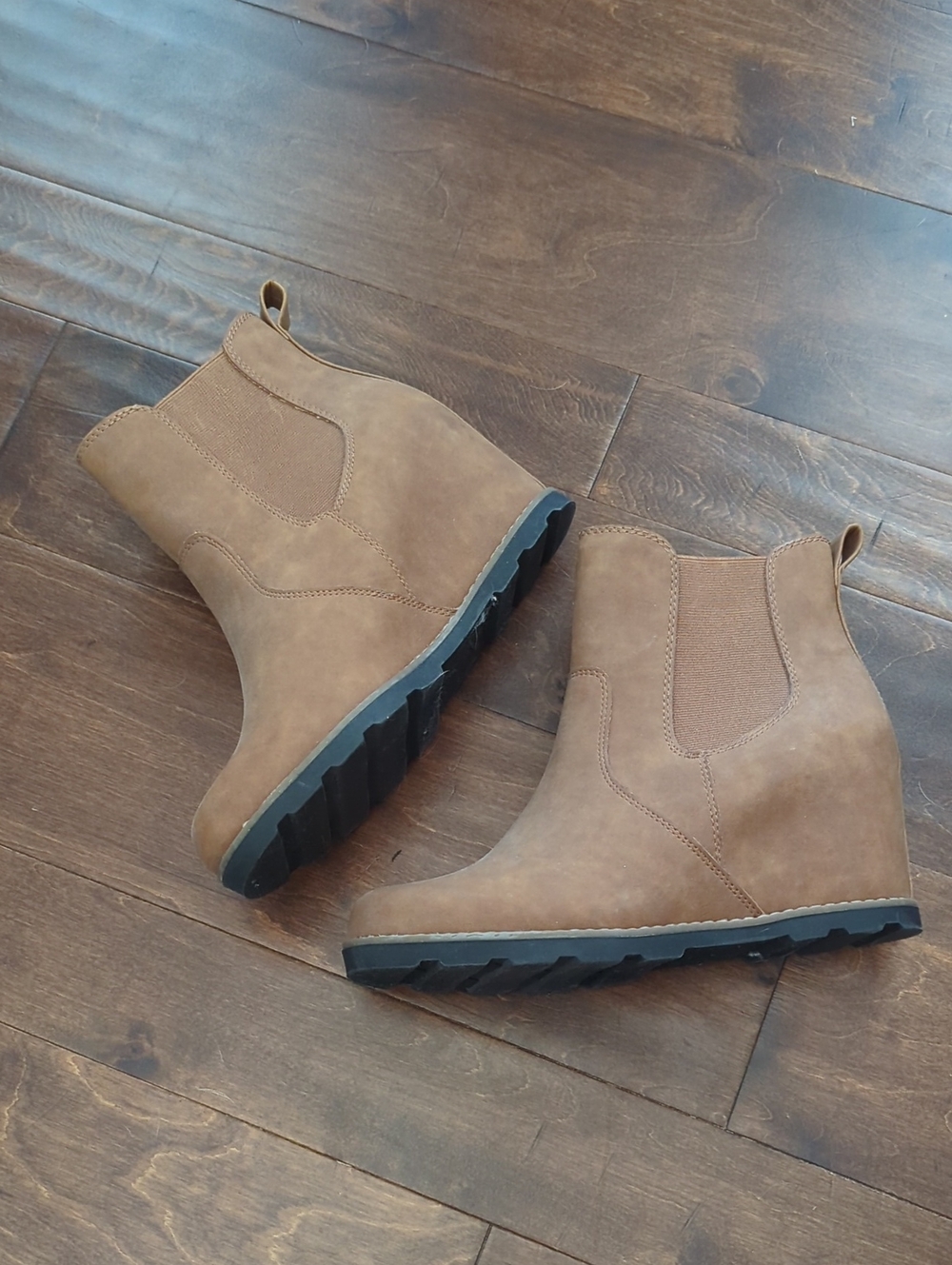 Universal Thread Women's Brown Chelsea Wedge Boots Size 10 NWOT